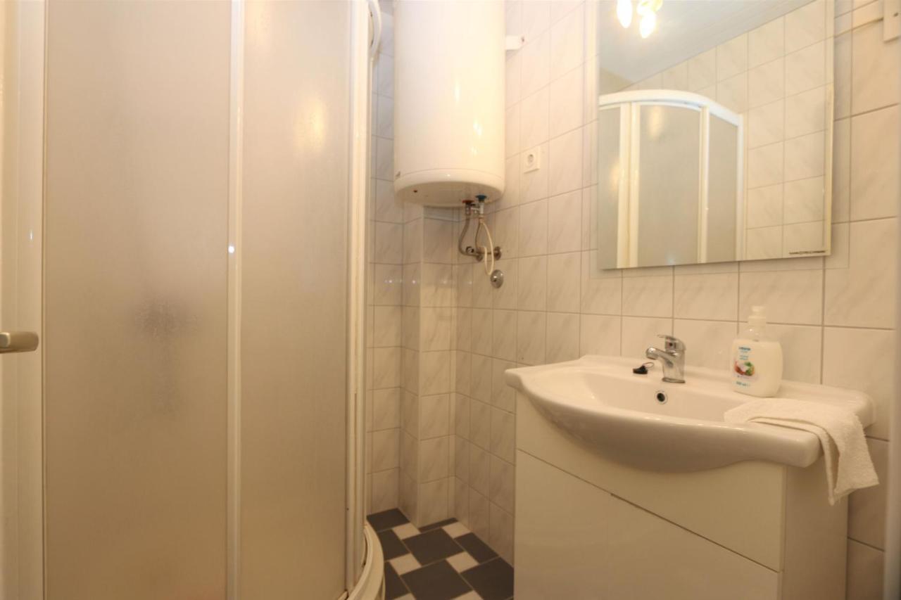 Apartments Nadenic Šilo Eksteriør bilde